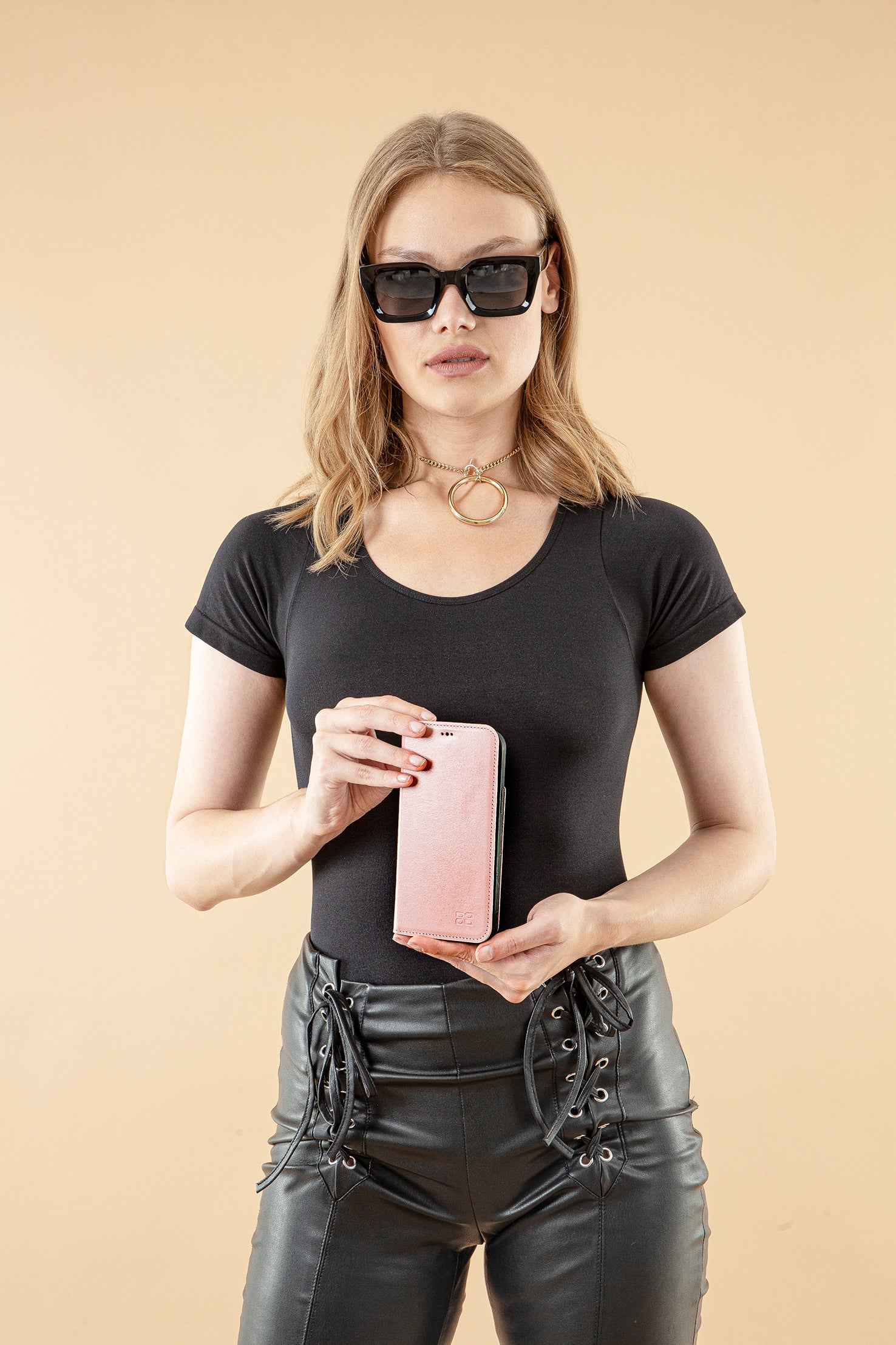 Handcrafted genuine leather case for iPhone 13 by Bouletta