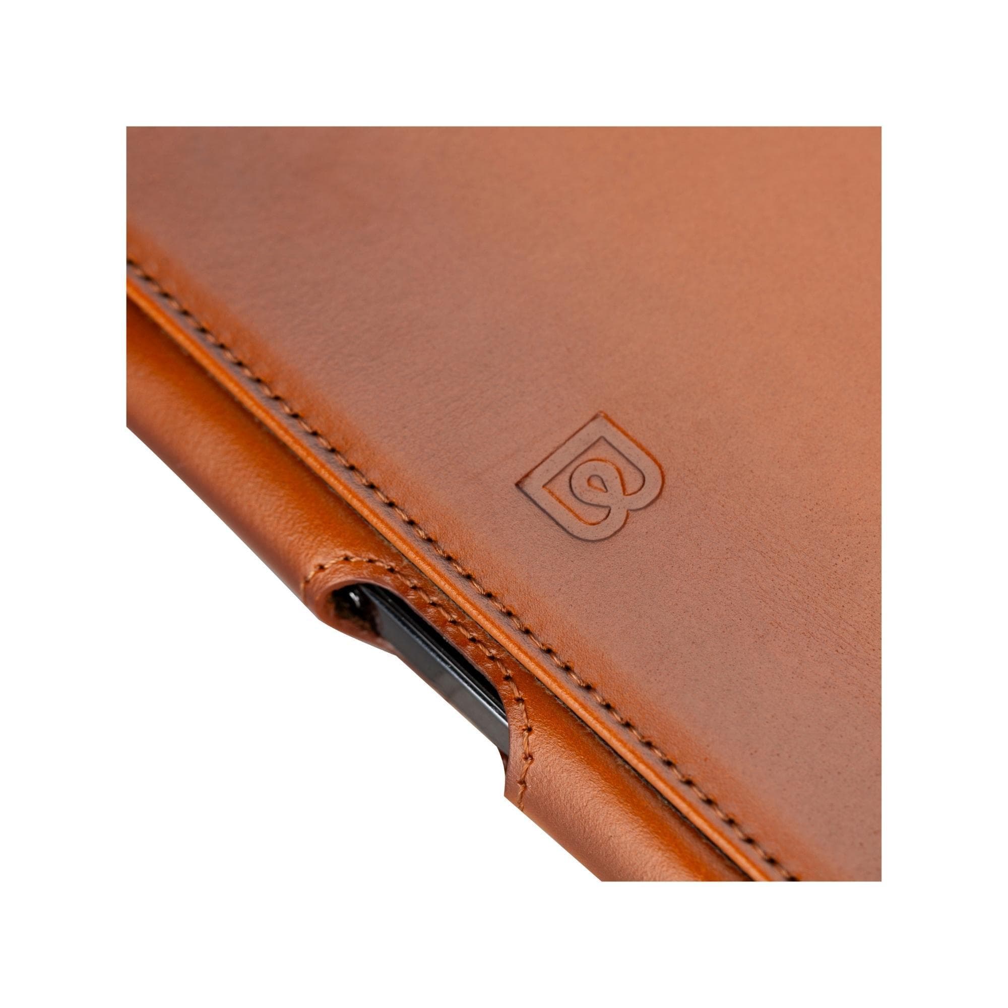 Titan Universal Clutch Waist Belt Attachable Leather Case for Mobile Phones (6.1"/6.8")